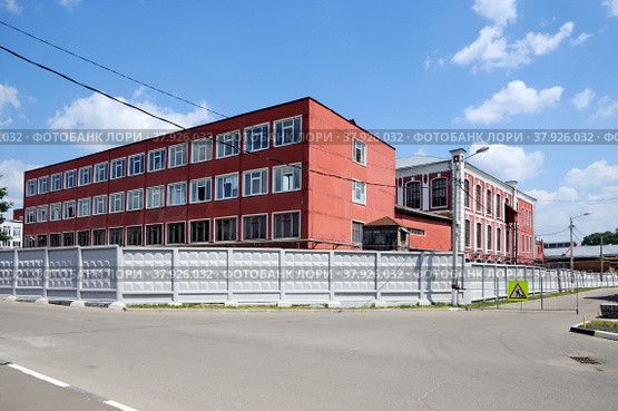 ОАО «Павловопосадская платочная мануфактура» (Старо-Павловская фабрика) на улице Каляева, 5 в Павловском Посаде Московской области (2022 год). Редакционное фото, фотограф stargal / Фотобанк Лори