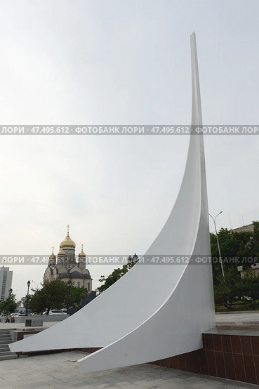 Обелиск на месте высадки основателей поста Владивосток с корабля «Манджур» в 1860 году (2022 год). Редакционное фото, фотограф Free Wind / Фотобанк Лори
