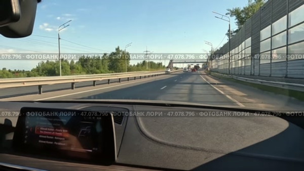 Объездная автодорога вокруг старинного русского города Владимир. Вид из салона автомобиля. Июль. A bypass road around the ancient Russian city of Vladimir. View from inside the car. July. Стоковое видео, видеограф Горшков Александр / Фотобанк Лори