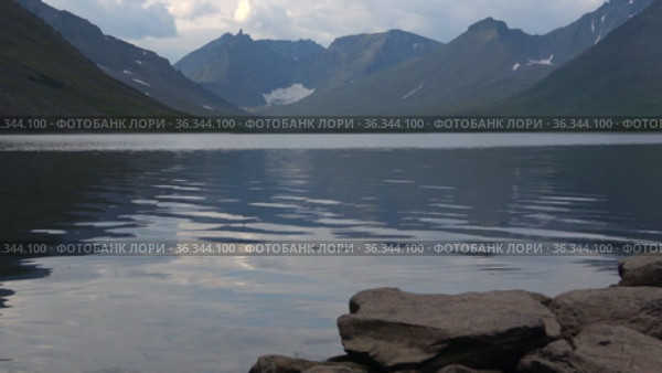 Облачное летнее утро на озере Ланготеган. Полярный Урал, Россия (2018 год). Стоковое видео, видеограф Виктор Карасев / Фотобанк Лори
