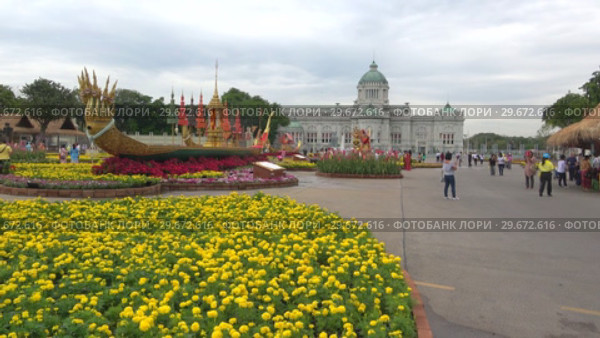 Облачный день на площади у Ananta Samakhom Throne Hall. Бангкок, Таиланд (2019 год). Редакционное видео, видеограф Виктор Карасев / Фотобанк Лори