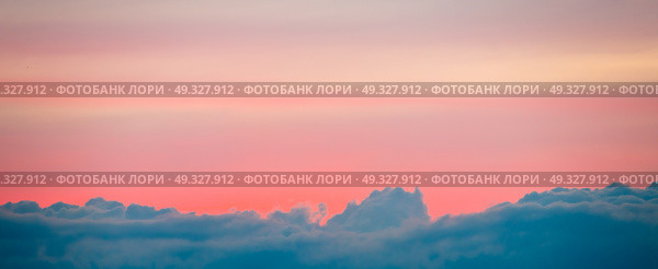 Облака, напоминающие горы. Розовое небо на закате. Стоковое фото, фотограф E. O. / Фотобанк Лори