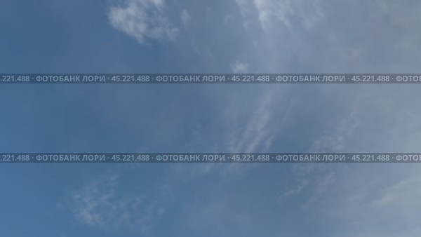 Облака плывут по небу. Синее небо с белыми перистыми облаками, которые медленно перемещаются по небу. Они расположены на разной высоте и на ходу изменяют свою форму и размер. темнеет. Стоковое видео, видеограф Andrew_Swarga / Фотобанк Лори