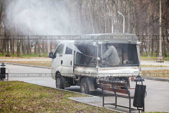 Обработка парка против клещей. ЦПКиО, город Рязань (2017 год). Редакционное фото, фотограф Евгений Леонов / Фотобанк Лори