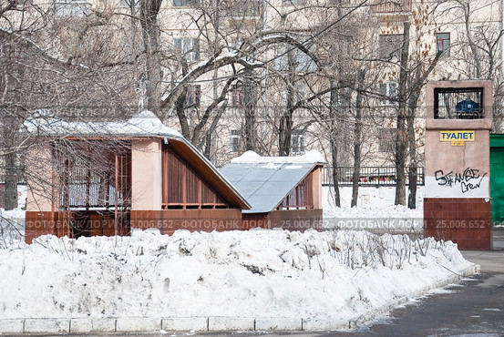 Общественный туалет на улице 10-летия Октября в Москве (2012 год). Стоковое фото, фотограф Алёшина Оксана / Фотобанк Лори