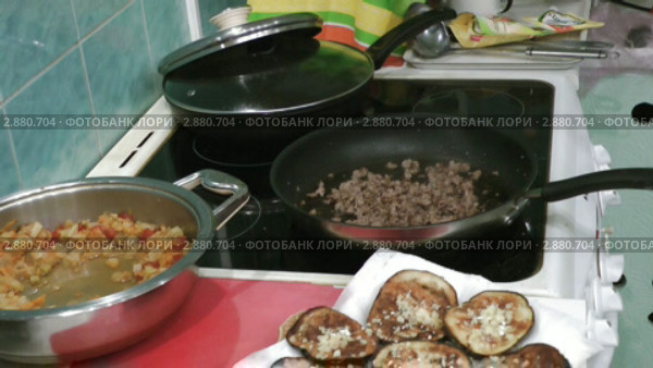 Обжаривание фарша на сковороде. Стоковое видео, видеограф Павел Коновалов / Фотобанк Лори