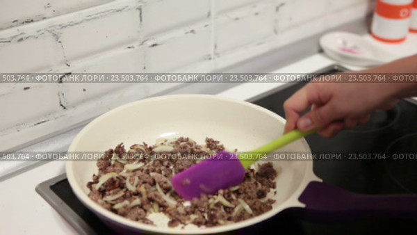 Обжарка фарша с луком на сковородке, перемешивание лопаткой. Стоковое видео, видеограф Кекяляйнен Андрей / Фотобанк Лори