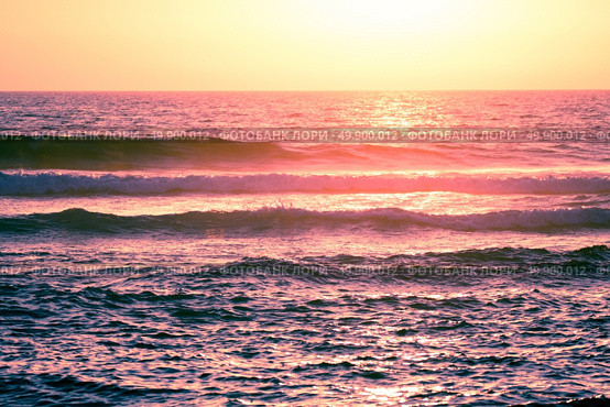 Ocean wave breaking down at sunset time. Стоковое фото, агентство Ingram Publishing / Фотобанк Лори