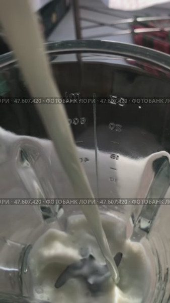Очень медленная съемка потока свежего молока, льющегося в чашу блендера. Стоковое видео, видеограф Ярославский Максим / Фотобанк Лори