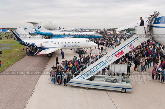 Очередь на борт ТУ-144 МАКС-2013. Редакционное фото, фотограф Алёшина Оксана / Фотобанк Лори