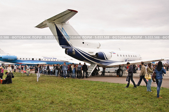 Очередь в пассажирский самолет ЯК-40 на авиасалоне МАКС-2013. Редакционное фото, фотограф Алёшина Оксана / Фотобанк Лори