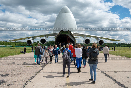 Очередь в самолет Ан-124 "Руслан", эродром Мигалово. Праздничные мероприятия, приуроченные к 75-летию со дня формирования 12-й гвардейской военно-транспортной авиационной Мгинской дивизии 196-го ВТАП (2018 год). Редакционное фото, фотограф Alexei Tavix / Фотобанк Лори