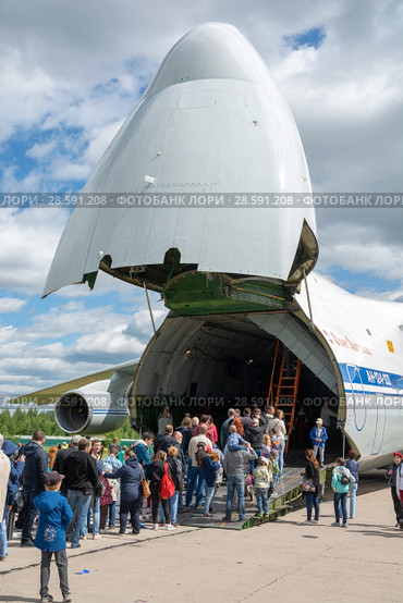 Очередь в самолет Ан-124 "Руслан", эродром Мигалово. Праздничные мероприятия, приуроченные к 75-летию со дня формирования 12-й гвардейской военно-транспортной авиационной Мгинской дивизии 196-го ВТАП (2018 год). Редакционное фото, фотограф Alexei Tavix / Фотобанк Лори