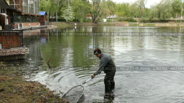 Очистка городского озера от загрязнения. В парке отдыха, Уфа (2012 год). Редакционное видео, видеограф Mikhail Erguine / Фотобанк Лори