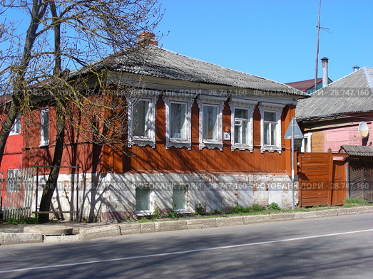 Одноэтажный деревянный жилой дом в частном секторе. Советская улица, 21. Город Волоколамск. Московская область (2015 год). Стоковое фото, фотограф lana1501 / Фотобанк Лори