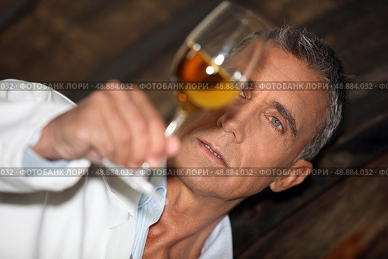 Oenologist analysing a wine. Стоковое фото, агентство Ingram Publishing / Фотобанк Лори