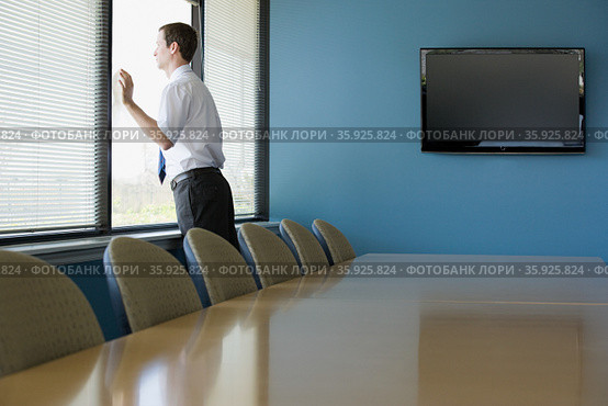 Office worker looking through window. Стоковое фото, фотограф Shannon Fagan / Ingram Publishing / Фотобанк Лори
