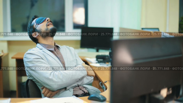 Office Worker sleeping at work. Стоковое видео, видеограф Илья Шаматура / Фотобанк Лори