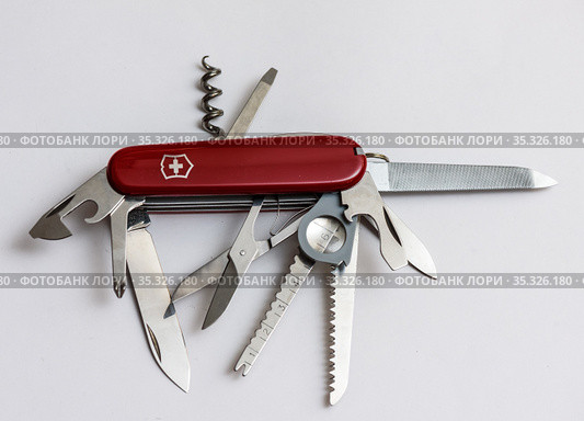 Офицерский Нож Victorinox. Швейцария (2021 год). Редакционное фото, фотограф Игорь Низов / Фотобанк Лори