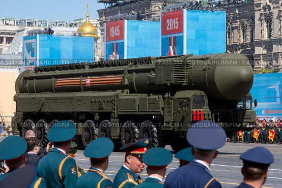 Офицеры российской армии смотрят на прохождение транспортно-пускового контейнера комплекса РС-24 "Ярс" во время генеральной репетиции военного парада в ознаменование 70-летия Победы в Великой Отечественной войне 1941-1945 годов на Красной площади (2015 год). Редакционное фото, фотограф Николай Винокуров / Фотобанк Лори