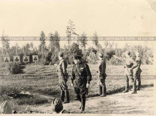 Офицеры советской армии стреляют по мишеням на стрельбище. 1960 годы. Стоковое фото, фотограф Retro / Фотобанк Лори