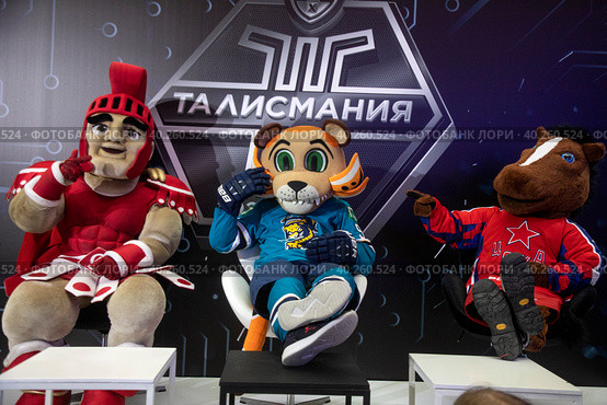 Официальные талисманы - Гладиатор хоккейного клуба "Спартак" (Москва), Леопард Лео хоккейного клуба "Сочи" и Конь Огонь хоккейного клуба ЦСКА (Москва) в ЦДМ на Лубянке в городе Москве, Россия (2023 год). Редакционное фото, фотограф Николай Винокуров / Фотобанк Лори