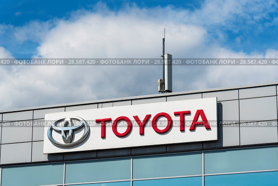 Официальный дилер Toyota - "Тойота Центр Невский". Рекламная вывеска.  Санкт-Петербург (2018 год). Редакционное фото, фотограф Александр Щепин / Фотобанк Лори