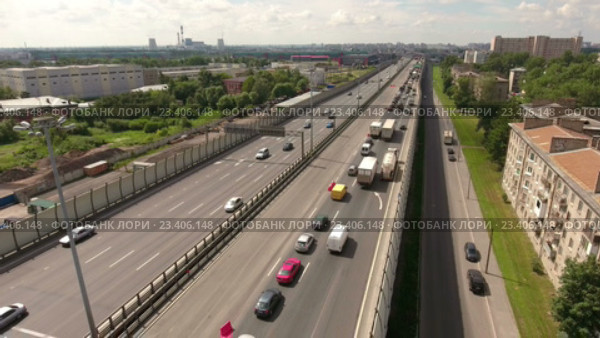 Ограниченно движение автомобилей по внутреннему кольцу КАД в районе Запорожской улицы. Санкт-Петербург (2016 год). Редакционное видео, видеограф Кекяляйнен Андрей / Фотобанк Лори