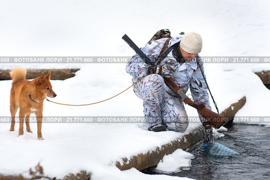 Охотник набирает воду из зимней реки. Стоковое фото, фотограф Павел Родимов / Фотобанк Лори