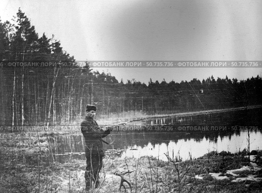 Охотник с ружьём у лесного озера. Стоковое фото, фотограф Retro / Фотобанк Лори