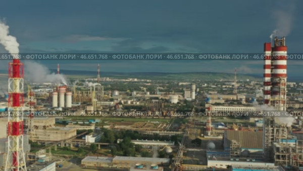 Oil and gas refinery plant. Стоковое видео, видеограф Михаил Коханчиков / Фотобанк Лори