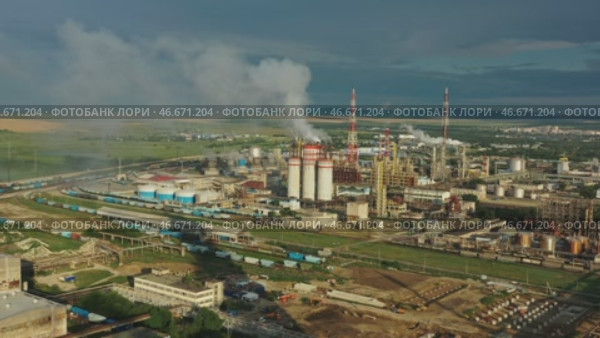 Oil and gas refinery plant. Стоковое видео, видеограф Михаил Коханчиков / Фотобанк Лори
