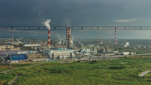 Oil and gas refinery plant. Стоковое видео, видеограф Михаил Коханчиков / Фотобанк Лори