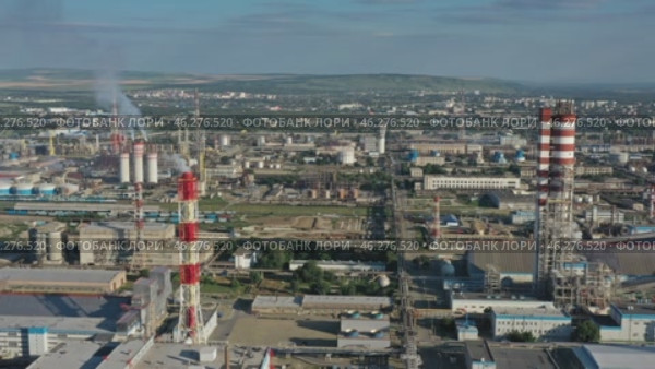 Oil and gas refinery plant petrochemical industry. Стоковое видео, видеограф Михаил Коханчиков / Фотобанк Лори