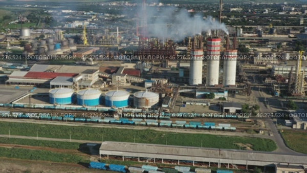 Oil and gas refinery plant petrochemical industry. Стоковое видео, видеограф Михаил Коханчиков / Фотобанк Лори