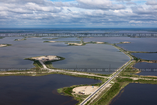 Oil field on the Samotlor lake, top view. Стоковое фото, фотограф Владимир Мельников / Фотобанк Лори