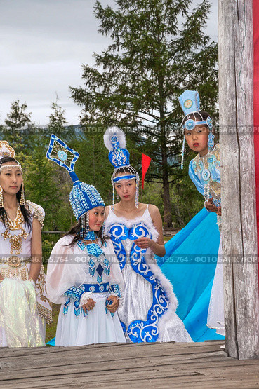 Оймяконские красавицы (за сценой) на народном празднике Ысыах в селе Оймякон. Республика Саха (Якутия), Оймяконский район (2010 год). Редакционное фото, фотограф Павел Просянов / Фотобанк Лори
