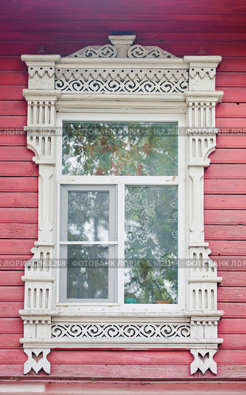 Окно с резными наличниками в русском деревянном доме (2014 год). Стоковое фото, фотограф Julia Shepeleva / Фотобанк Лори