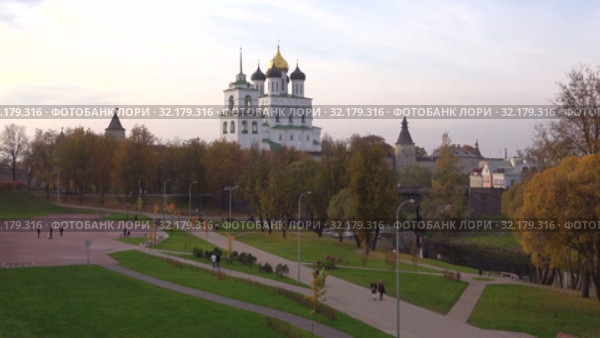 Октябрьский вечер в Запсковье. Псков, Россия (2018 год). Редакционное видео, видеограф Виктор Карасев / Фотобанк Лори