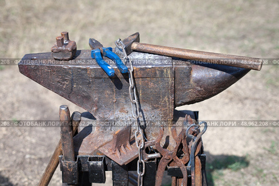 old anvil with many blacksmith tools. Стоковое фото, агентство Ingram Publishing / Фотобанк Лори