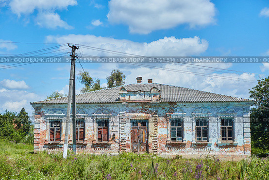 Old brick houses in a Russian village. Abandoned building. Стоковое фото, фотограф Наталия Кирсанова / Фотобанк Лори