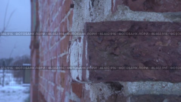 Old building, destroyed. red brick, two-story building старинное здание, разрушено. красный кирпич, двухэтажное здание. Стоковое видео, видеограф Опока Алексей / Фотобанк Лори