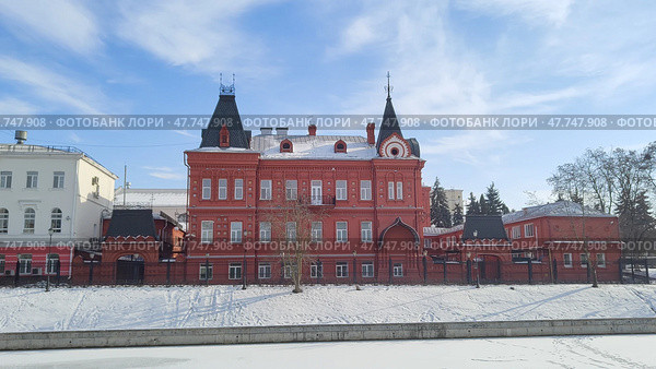 Old building of Orel Commercial Bank, built in 1897-1899 by architect S. Rodionov. Building of branch of Central Bank of Russia. Ancient city street along Orlik River. Beautiful Russian city of Orel. Стоковое фото, фотограф Ирина / Фотобанк Лори