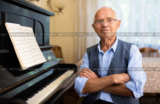Old compositor sitting beside piano. Стоковое фото, фотограф Татьяна Яцевич / Фотобанк Лори
