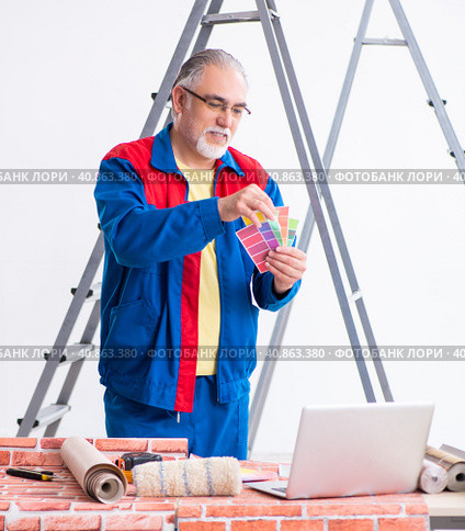 Old contractor doing renovation at home. Стоковое фото, фотограф Elnur / Фотобанк Лори