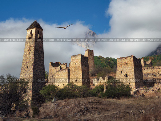 Old Egical towers complex, one of the largest medieval castle-type tower villages, located on the extremity of the mountain range in Ingushetia, Russia (2022 год). Стоковое фото, фотограф Саблин Станислав / Фотобанк Лори