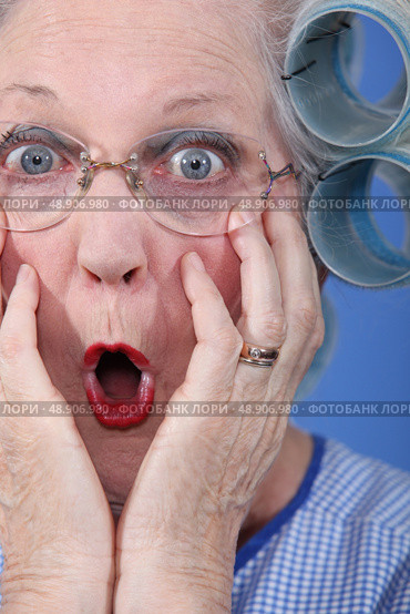 Old lady wearing hair rollers. Стоковое фото, агентство Ingram Publishing / Фотобанк Лори
