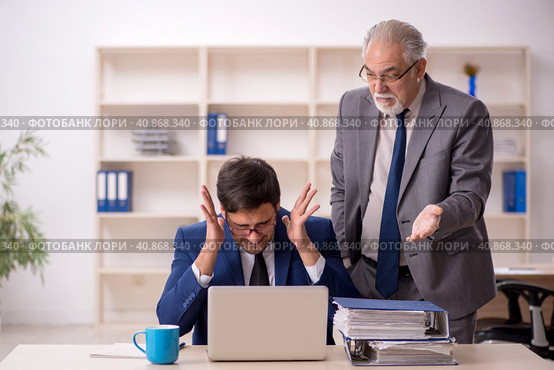 Old male boss and young male employee in the office. Стоковое фото, фотограф Elnur / Фотобанк Лори