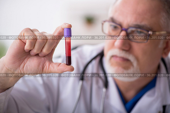 Old male doctor chemist in coronavirus concept. Стоковое фото, фотограф Elnur / Фотобанк Лори