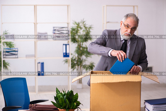 Old male employee in dismissal concept. Стоковое фото, фотограф Elnur / Фотобанк Лори